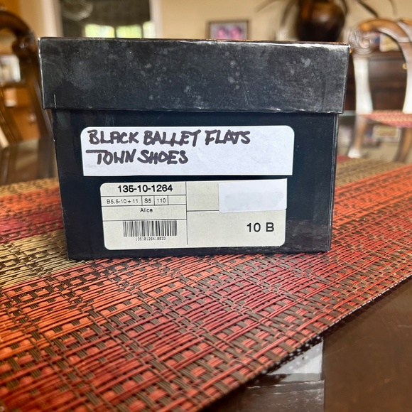 NIB Town Shoes Black “Alice” Ballet Flats with Gold Bar Detail Size 10 - Picture 9 of 9